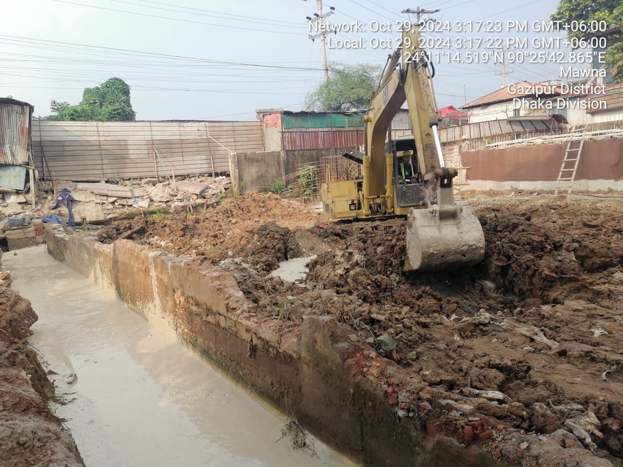 Culvert channel works and controlled concrete placement for base slab in constrained corridor