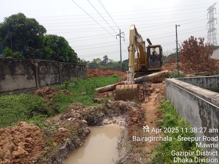 Phase 2 mobilization: boundary earthworks and plant setup at Gorgoria Masterbari, Mawna Highway for HAY (Crystal Group)