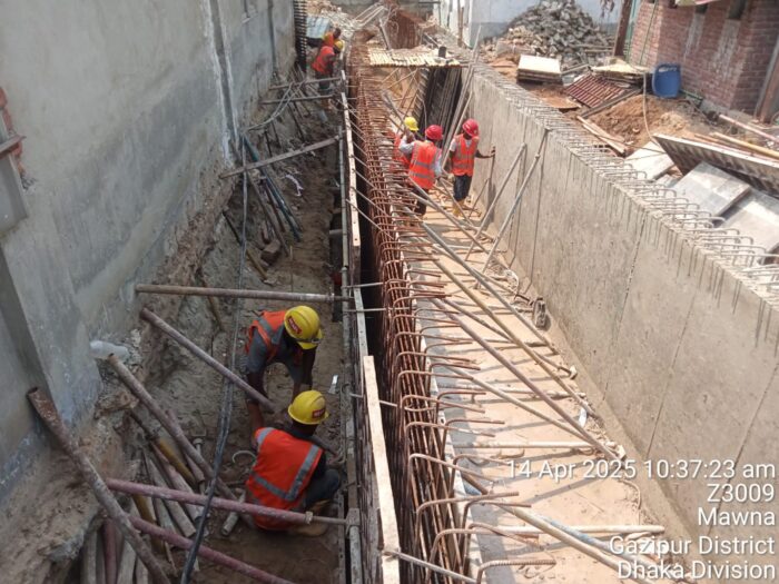 Narrow-trench formwork and struts with dense reinforcement adjacent to live buildings