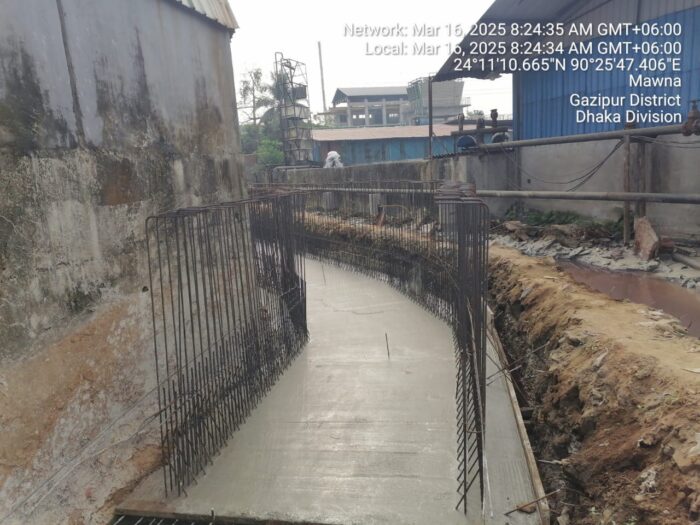 Roof slab curing using wet hessian and water spray to control temperature gradients